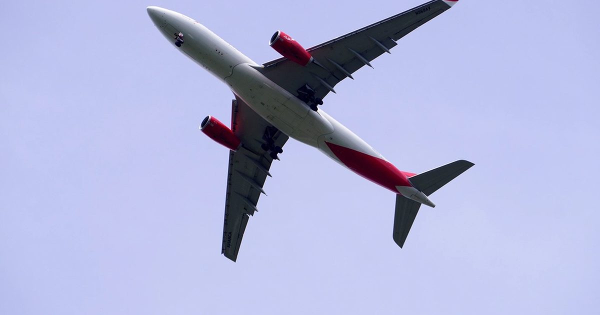 What to Carry in Your Hand Luggage for Long Haul Flights